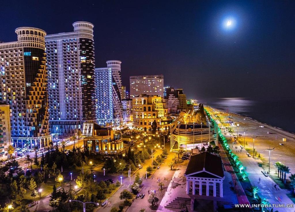 Holiday Premium Apartments Batumi Esterno foto